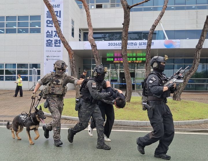 [대구=뉴시스] 대구경북병무청은 을지연습 기간을 맞아 '드론 폭발물 테러 대응 합동 실제훈련'을 실시했다. (사진=대구경북병무청 제공) 2026.08.20. photo@newsis.com *재판매 및 DB 금지