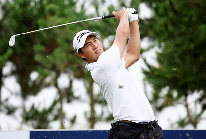[서울=뉴시스] 정재훈이 20일 충남 태안의 솔라고CC(파72)에서 열린 한국프로골프(KPGA) 투어 동아회원권오픈 1라운드 12번 홀에서 티샷을 하고 있다. (사진=KPGA 제공) 2026.08.20.