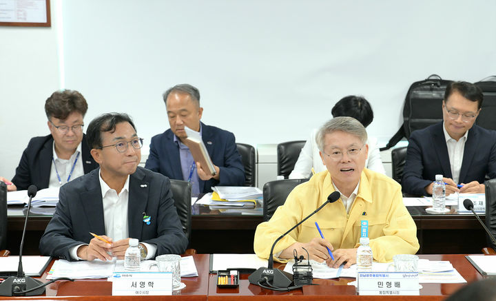 [여수=뉴시스] 20일 오후 여수산단 내 금호석유화학 여수1공장 대회의실에서 '여수 석유화학 사업재편 관련 기업 소통 간담회'가 열리고 있다. (사진=여수시 제공) 2026.08.20. photo@newsis.com *재판매 및 DB 금지