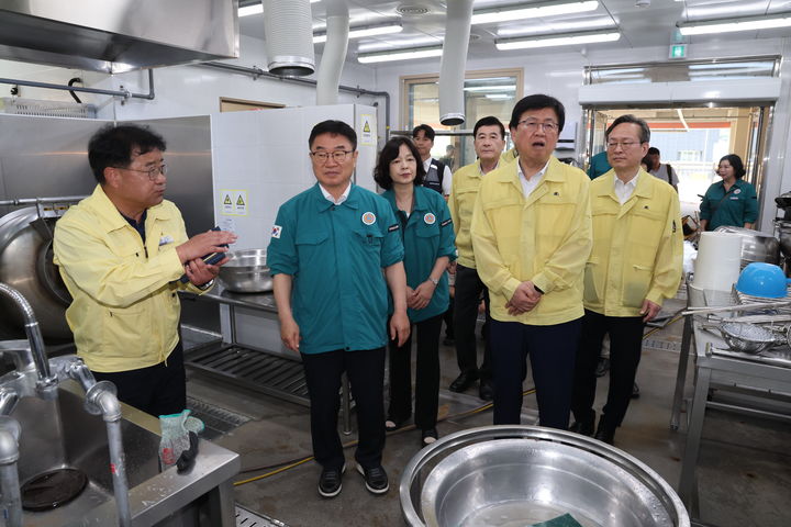 [창원=뉴시스]20일최근 경남 남해안 집중호우로 침수 피해를 입은 거제 외포초등학교에서 최교진(오른쪽에서 두번째) 교육부 장관과 권순기(왼쪽에서 두번째) 교육감이 피해복구 상황을 점검하는 있는 모습.(사진=경남교육청 제공) 2026.08.20. photo@newsis.com *재판매 및 DB 금지