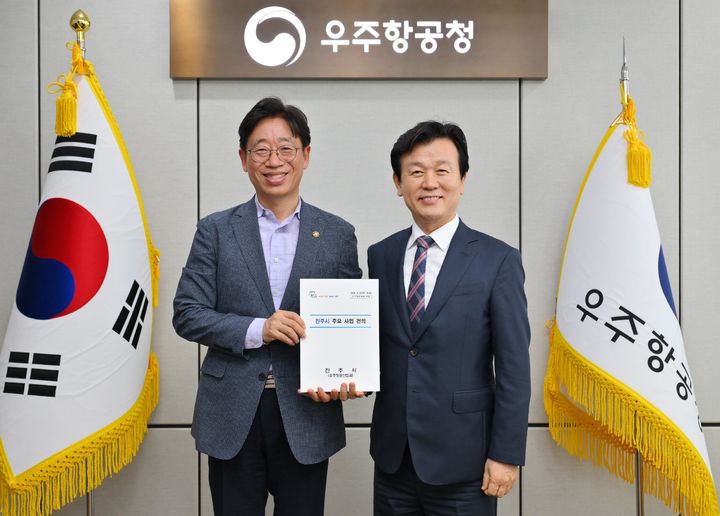 [진주=뉴시스] 조규일 경남 진주시장, 오태석 우주항공청장과 면담. (사진=진주시 제공) 2026.08.20. photo@newsis.com *재판매 및 DB 금지