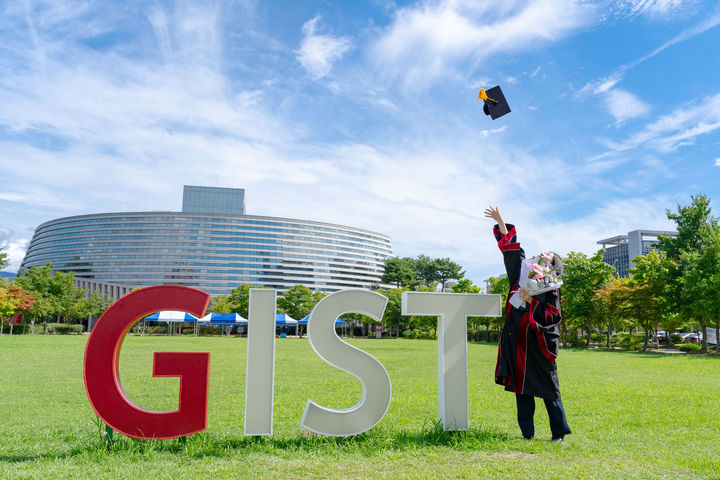 [전남광주=뉴시스] 올해 하반기 학위수여식에서광주과학기술원(GIST) 졸업생이 기념 촬영을 하고 있다. (사진=GIST 제공) 2026.08.20. photo@newsis.com *재판매 및 DB 금지