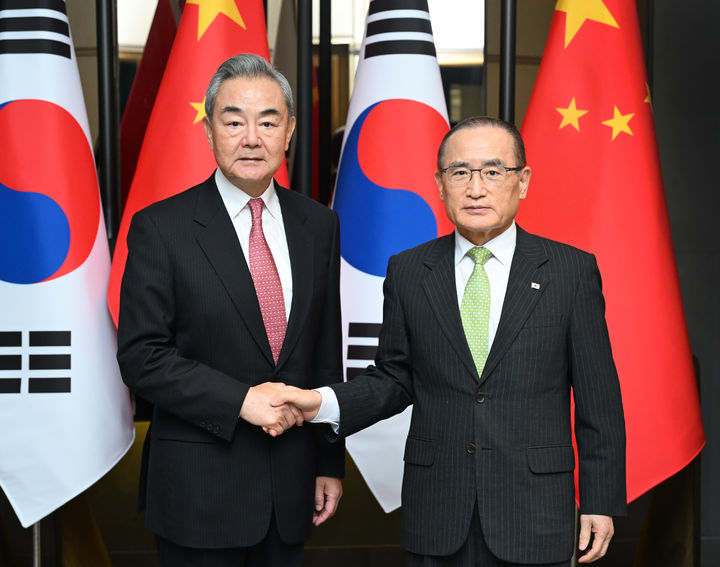 위성락 안보실장과 왕이 중국 외교부장 겸 공산당 중앙외사판공실 주임. [자료=청와대 춘추관 제공] *재판매 및 DB 금지