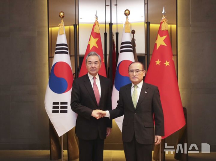 [베이징=뉴시스] 왕이 중국 외교부장은 20일 서울에서 위성락 국가안보실장과 전략대화를 갖고 지역 안보 문제에 관해 의견을 교환했다고 중국 외교부가 밝혔다.(사진=중국 외교부 홈페이지 갈무리) 2026.08.20 photo@newsis.com