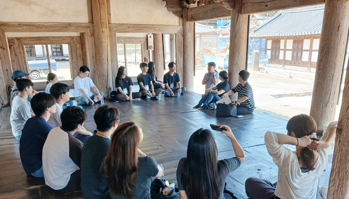 [논산=뉴시스]한국유교문화진흥원은 성균관대학교·건양대학교·충남대학교 인문사회융합인재양성사업단(HUSS)과 공동으로 18~20일 'HUSS 여름 철학캠프'를 가졌다. (사진=한유진 제공) 2026.08.20. photo@newsis.com *재판매 및 DB 금지