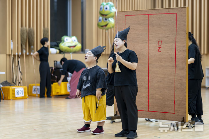 [서울=뉴시스]20일 서울 중구 국립극장에서 열린 무장애 음악극 '옹옹옹' 시연에서 옹고집 역을 맡은 김유남 (왼쪽) 배우가 열연하고 있다. (사진=국립극장 제공)