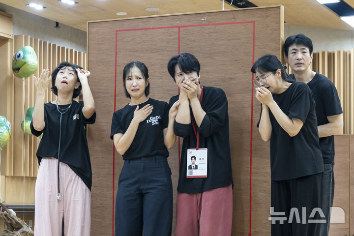 [서울=뉴시스]20일 서울 중구 국립극장에서 열린 무장애 음악극 '옹옹옹' 시연에서 배우들이 열연하고 있다. (사진=국립극장 제공) 