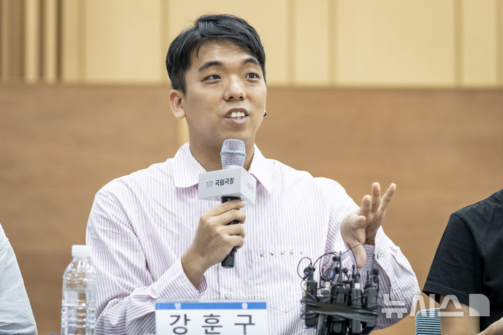 [서울=뉴시스]20일 서울 중구 국립극장에서 열린 무장애 음악극 '옹옹옹' 라운드인터뷰에서 강훈구 연출이 질문에 답변하고 있다. (사진=국립극장 제공)