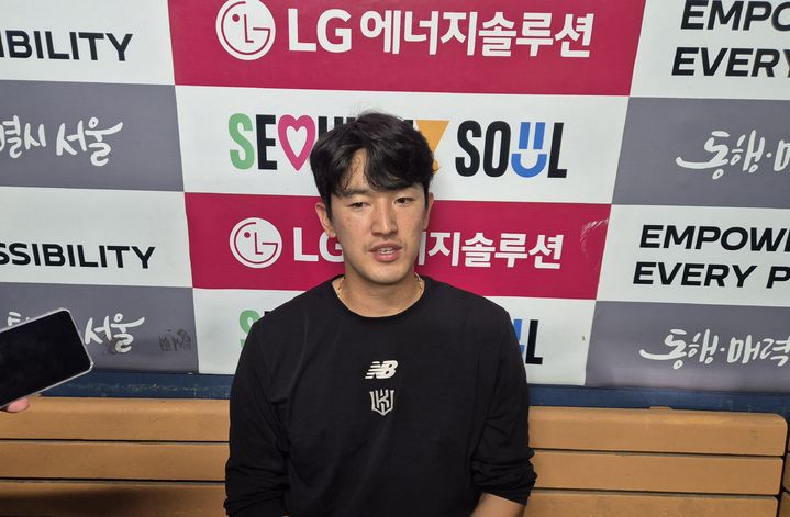 [서울=뉴시스] 문채현 기자 = 프로야구 KT 위즈 고영표가 20일 서울 잠실구장에서 열린 2026 신한 쏠 KBO리그 LG 트윈스와의 원정 경기에서 승리한 뒤 취재진과 인터뷰를 하고 있다. 2026.08.20. dal@newsis.com *재판매 및 DB 금지