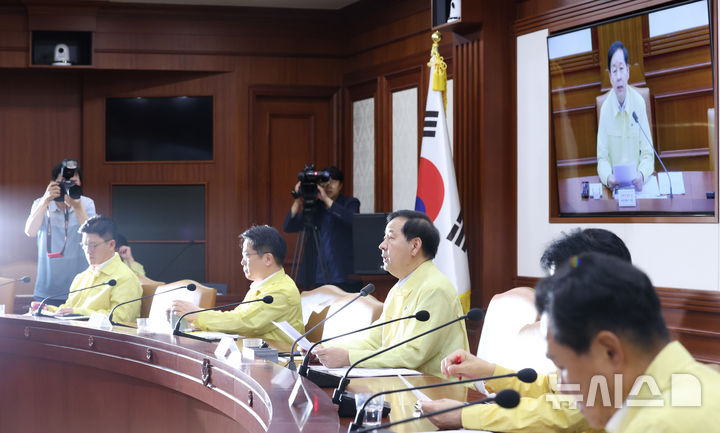 [서울=뉴시스] 조수정 기자 = 구윤철 부총리 겸 재정경제부 장관이 20일 오전 서울 종로구 정부서울청사에서 비상경제본부회의 겸 경제관계장관회의 겸 민생물가 특별관리 관계장관 TF 회의를 주재하고 있다. 2026.08.20. chocrystal@newsis.com