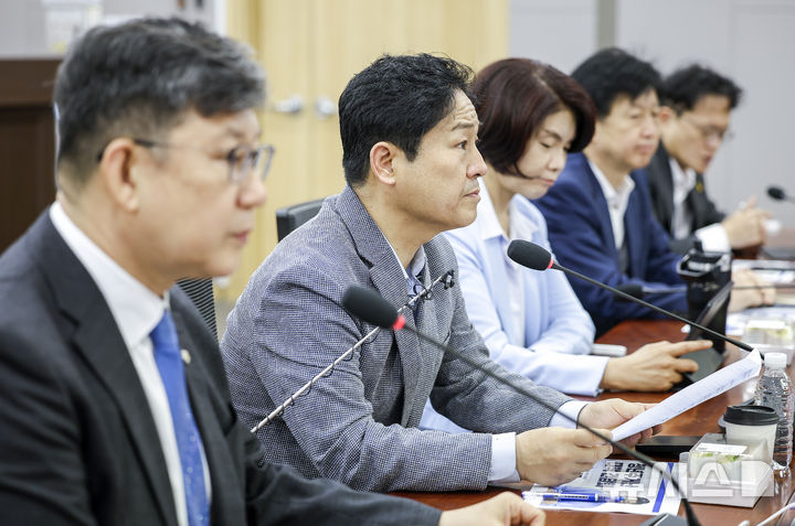 [서울=뉴시스] 정병혁 기자 = 김영배 더불어민주당 서울시당 위원장이 20일 서울 여의도 국회 의원회관에서 열린 청년 주거난 대책 간담회에서 인사말을 하고 있다. 2026.08.20. jhope@newsis.com