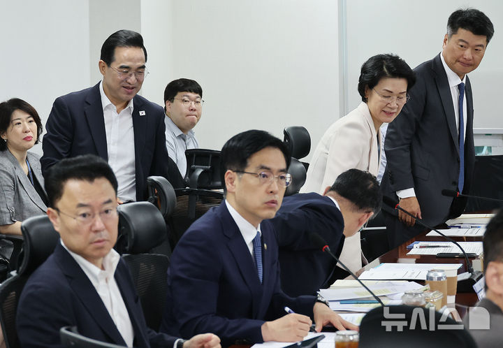 [서울=뉴시스] 최진석 기자 = 박홍근 기획예산처 장관이 20일 여의도 국회 의원회관에서 열린 미래대응기금 관련 당정협의회에 참석하고 있다. 2026.08.20. myjs@newsis.com