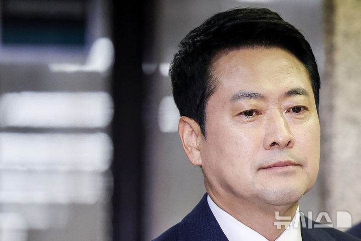 [서울=뉴시스] 정병혁 기자 = 장동혁 국민의힘 대표가 20일 서울 여의도 국회에서 열린 최고위원회의에 참석하고 있다. 2026.08.20. jhope@newsis.com