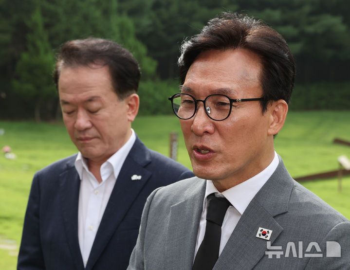 [세종=뉴시스] 배훈식 기자 = 김민석 더불어민주당 대표가 20일 오전 세종시 은하수공원에 안장된 故 이해찬 전 국무총리의 묘역을 찾아 참배한 뒤 취재진 앞에서 발언하고 있다. 2026.08.20. dahora83@newsis.com