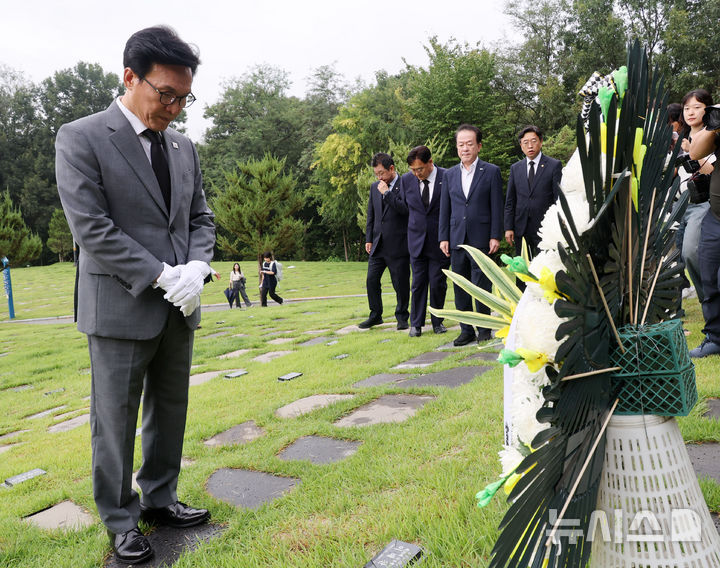 [세종=뉴시스] 배훈식 기자 = 김민석 더불어민주당 대표가 20일 오전 세종시 은하수공원에 안장된 故 이해찬 전 국무총리의 묘역을 찾아 참배하고 있다. 2026.08.20. dahora83@newsis.com