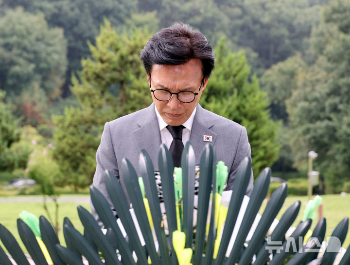 [세종=뉴시스] 배훈식 기자 = 김민석 더불어민주당 대표가 20일 오전 세종시 은하수공원에 안장된 故 이해찬 전 국무총리의 묘역을 찾아 참배하고 있다. 2026.08.20. dahora83@newsis.com