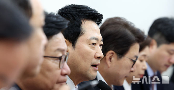 [서울=뉴시스] 고범준 기자 = 장동혁 국민의힘 대표가 20일 서울 여의도 국회에서 열린 최고위원회의에서 발언하고 있다. 2026.08.20. bjko@newsis.com
