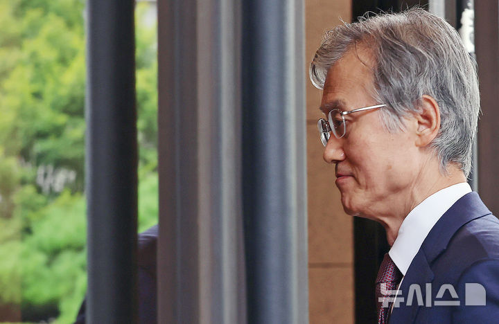 [서울=뉴시스] 조성우 기자 = 조희대 대법원장이 20일 오전 서울 서초구 대법원으로 출근하고 있다. 2026.08.20. xconfind@newsis.com
