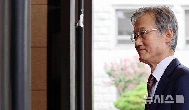 [서울=뉴시스] 조성우 기자 = 조희대 대법원장이 20일 오전 서울 서초구 대법원으로 출근하고 있다. 2026.08.20. xconfind@newsis.com