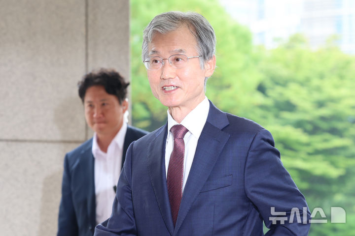[서울=뉴시스] 조성우 기자 = 조희대 대법원장이 20일 오전 서울 서초구 대법원으로 출근하고 있다. 2026.08.20. xconfind@newsis.com