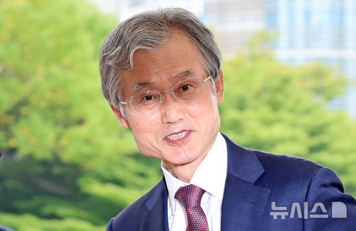 [서울=뉴시스] 조성우 기자 = 조희대 대법원장이 20일 오전 서울 서초구 대법원으로 출근하고 있다. 2026.08.20. xconfind@newsis.com