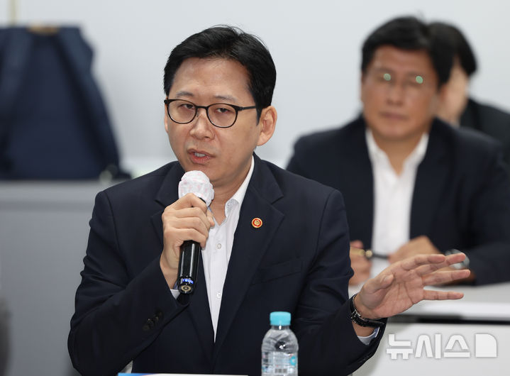 [서울=뉴시스] 김명년 기자 = 배경훈 부총리 겸 과학기술정보통신부 장관이 20일 오전 서울 HJ 비즈니스센터 광화문에서 열린 개방형 인공지능 컴퓨팅 인프라 생태계 구축을 위한 업계 간담회에서 모두발언하고 있다. 2026.08.20. kmn@newsis.com