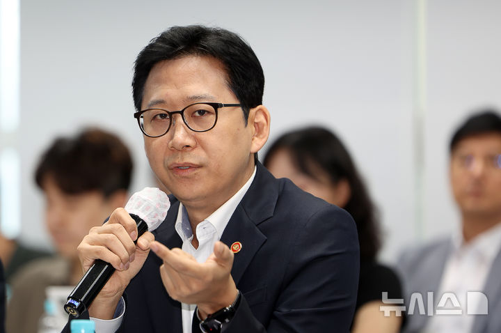 [서울=뉴시스] 김명년 기자 = 배경훈 부총리 겸 과학기술정보통신부 장관이 20일 오전 서울 HJ 비즈니스센터 광화문에서 열린 개방형 인공지능 컴퓨팅 인프라 생태계 구축을 위한 업계 간담회에서 모두발언하고 있다. 2026.08.20. kmn@newsis.com