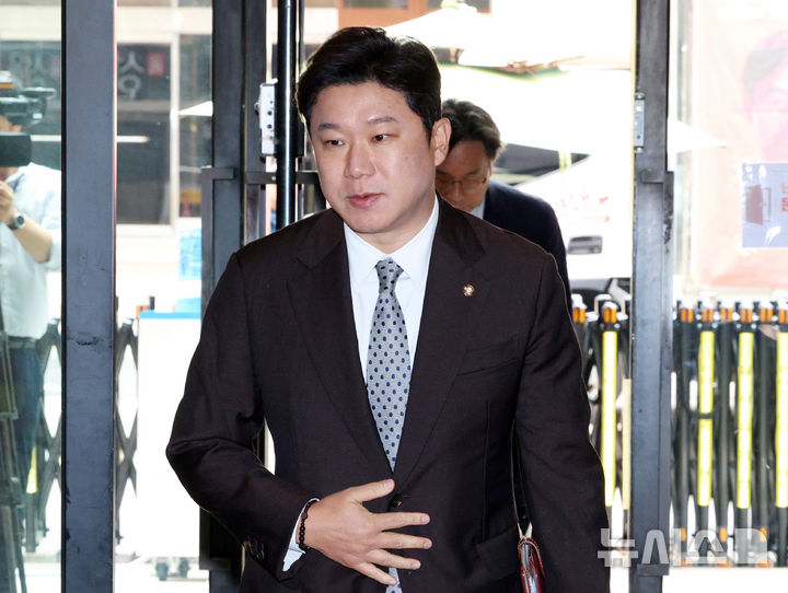 [서울=뉴시스] 고범준 기자 = 진종오 국민의힘 의원이 20일 서울 영등포구 국민의힘 중앙당사에서 열리는 중앙윤리위원회(윤리위)에 출석하고 있다. 2026.08.20. bjko@newsis.com