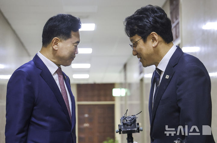 [서울=뉴시스] 정병혁 기자 = 천준호(오른쪽) 더불어민주당, 김승수 국민의힘 원내운영수석부대표가 20일 여의도 국회운영위원장실에서 본회의 안건 조율을 마친 뒤 나와 취재진에게 입장을 밝히고 있다. 2026.08.20. jhope@newsis.com