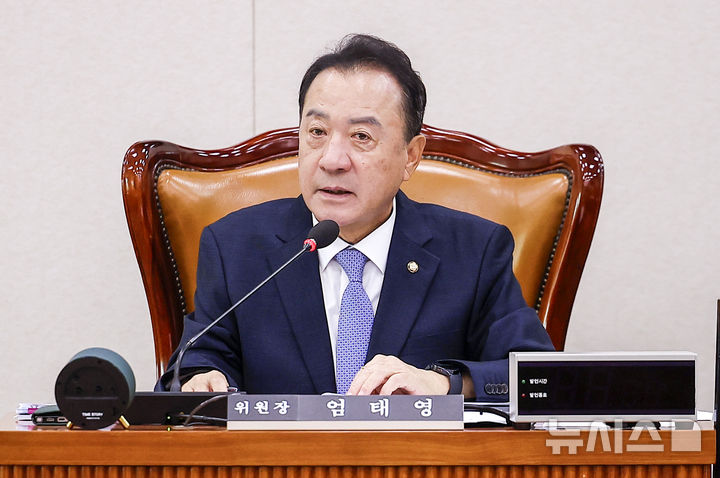 [서울=뉴시스] 정병혁 기자 = 엄태영 국토교통위원회 예금결산기금심사소위원장이 20일 서울 여의도 국회에서 열린 국토교통위원회 예금결산기금심사소위원회에서 인사말을 하고 있다. 2026.08.20. jhope@newsis.com