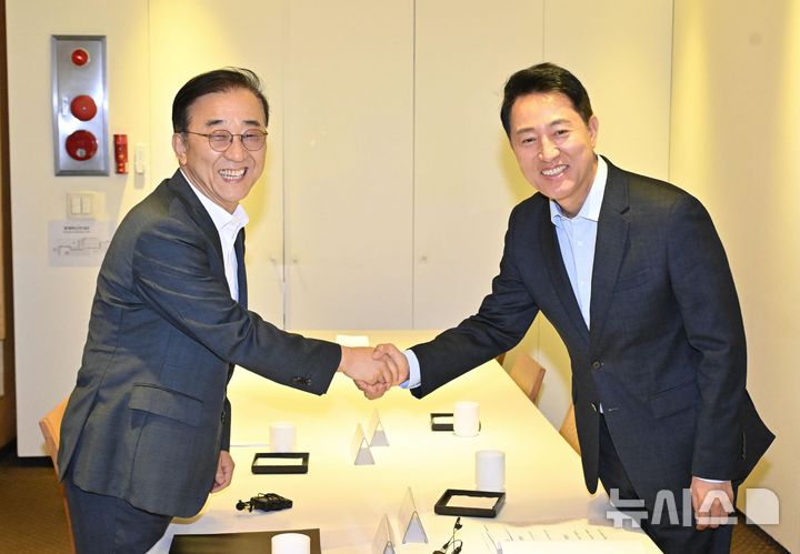 [서울=뉴시스] 박영태 기자 = 김윤덕(왼쪽) 국토교통부 장관과 오세훈 서울시장이 20일 오전 서울 중구 달개비에서 주택공급 관련 회동을 하고 있다. (공동취재) 2026.08.20. photo@newsis.com