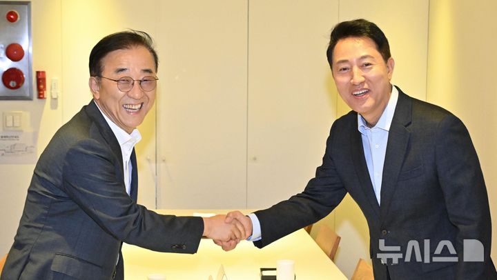 [서울=뉴시스] 박영태 기자 = 김윤덕(왼쪽) 국토교통부 장관과 오세훈 서울시장이 20일 오전 서울 중구 달개비에서 주택공급 관련 회동을 하고 있다. (공동취재) 2026.08.20. photo@newsis.com