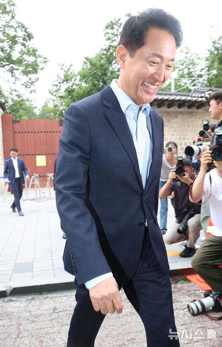 [서울=뉴시스] 박영태 기자 = 오세훈 서울시장이 20일 오전 서울 중구 달개비에서 김윤덕 국토교통부 장관과 면담을 위해 들어서고 있다. 2026.08.20. since1999@newsis.com