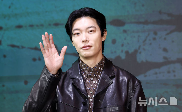 [서울=뉴시스] 김혜진 기자 = 배우 류준열이 20일 오전 서울 마포구 호텔나루에서 열린 넷플릭스 시리즈 '들쥐' 제작발표회에서 포즈를 취하고 있다. 2026.08.20. jini@newsis.com