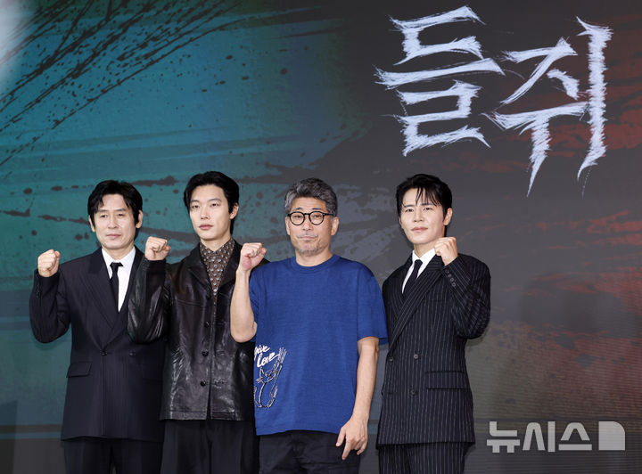 [서울=뉴시스] 김혜진 기자 = 배우 설경구(왼쪽부터), 류준열, 김홍선 감독, 이규형이 20일 오전 서울 마포구 호텔나루에서 열린 넷플릭스 시리즈 '들쥐' 제작발표회에서 포즈를 취하고 있다. 2026.08.20. jini@newsis.com