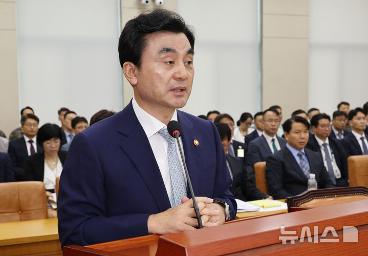 [서울=뉴시스] 최진석 기자 = 안규백 국방부 장관이 20일 여의도 국회에서 열린 국방위원회 전체회의에서 업무보고를 하고 있다. 2026.08.20. myjs@newsis.com