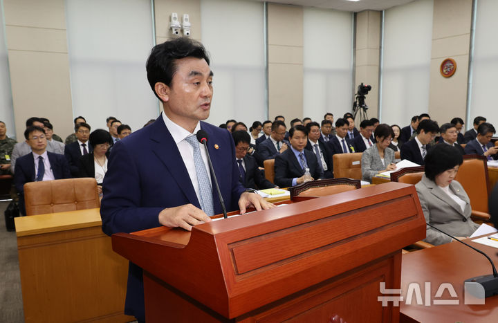 [서울=뉴시스] 최진석 기자 = 안규백 국방부 장관이 20일 여의도 국회에서 열린 국방위원회 전체회의에서 업무보고를 하고 있다. 2026.08.20. myjs@newsis.com