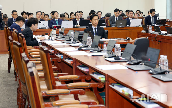 [서울=뉴시스] 최진석 기자 = 20일 여의도 국회에서 열린 재정경제기획위원회 전체회의에서 국민의힘 의원들이 퇴장해 자리가 비어 있다. 2026.08.20. myjs@newsis.com