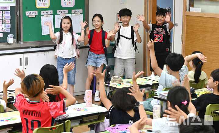 [수원=뉴시스] 김종택 기자 = 초등학교 개학이 시작된 8월 20일 경기 수원시 영통구 영덕초등학교 3학년1반 학생들이 교실로 들어서며 오랜만에 만난 친구들과 반갑게 인사하고 있다. (공동취재) 2026.08.20. photo@newsis.com