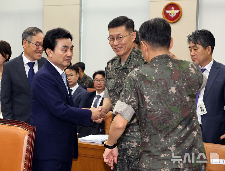 [서울=뉴시스] 최진석 기자 = 안규백 국방부 장관이 20일 여의도 국회에서 열린 국방위원회 전체회의에서 김규하 육군참모총장, 김경률 해군참모총장과 인사를 나누고 있다. 2026.08.20. myjs@newsis.com