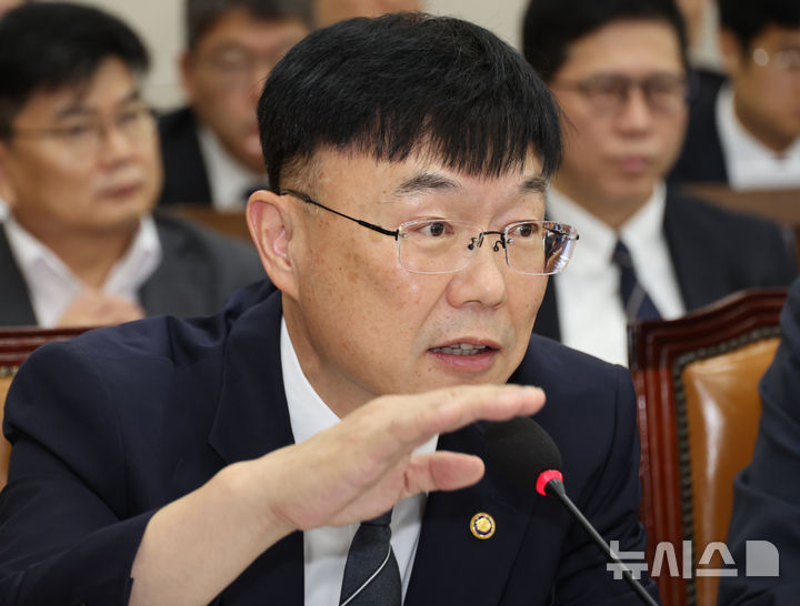 [서울=뉴시스] 최진석 기자 = 안형준 국가데이터처장이 지난 8월20일 여의도 국회에서 열린 재정경제기획위원회 전체회의에서 의원들의 질의에 답하고 있는 모습. 2026.08.20. myjs@newsis.com
