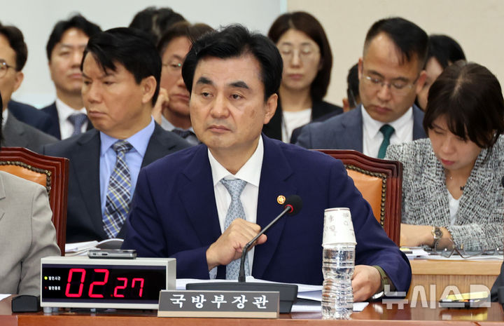 [서울=뉴시스] 최진석 기자 = 안규백 국방부 장관이 20일 여의도 국회에서 열린 국방위원회 전체회의에서 의원들의 질의를 듣고 있다. 2026.08.20. myjs@newsis.com