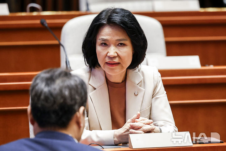 [서울=뉴시스] 정병혁 기자 = 이진숙 국민의힘 의원이 20일 서울 여의도 국회에서 열린 의원총회에 참석하며 소속 의원들과 인사를 하고 있다. 2026.08.20. jhope@newsis.com