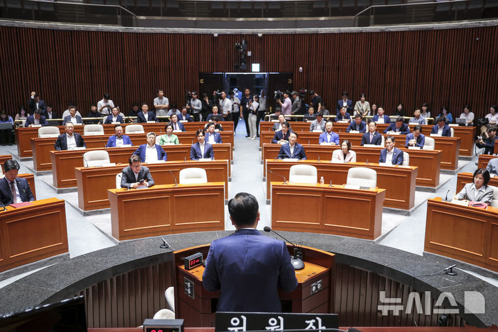 [서울=뉴시스] 정병혁 기자 = 정점식 국민의힘 원내대표가 20일 서울 여의도 국회에서 열린 의원총회에서 발언하고 있다. 2026.08.20. jhope@newsis.com