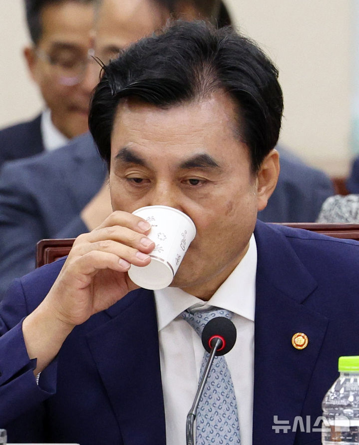 [서울=뉴시스] 고범준 기자 = 안규백 국방부 장관이 20일 서울 여의도 국회에서 열린 국방위원회 전체회의에서 물을 마시고 있다. 2026.08.20. bjko@newsis.com