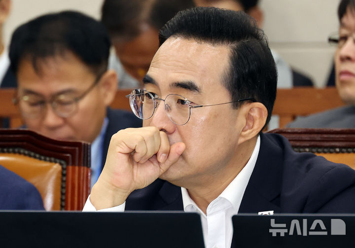 [서울=뉴시스] 최진석 기자 = 박홍근 기획예산처 장관이 20일 여의도 국회에서 열린 재정경제기획위원회 전체회의에서 의원들의 질의를 들으며 생각에 잠겨 있다. 2026.08.20. myjs@newsis.com