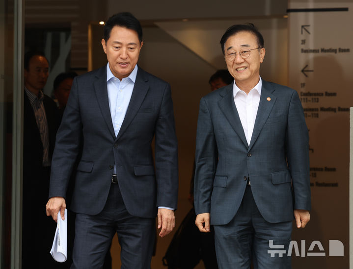 [서울=뉴시스] 박영태 기자 = 김윤덕(오른쪽) 국토교통부 장관과 오세훈 서울시장이 20일 오전 서울 중구 달개비에서 주택공급 관련 회동을 끝내고 함께 나서고 있다. 2026.08.20. since1999@newsis.com