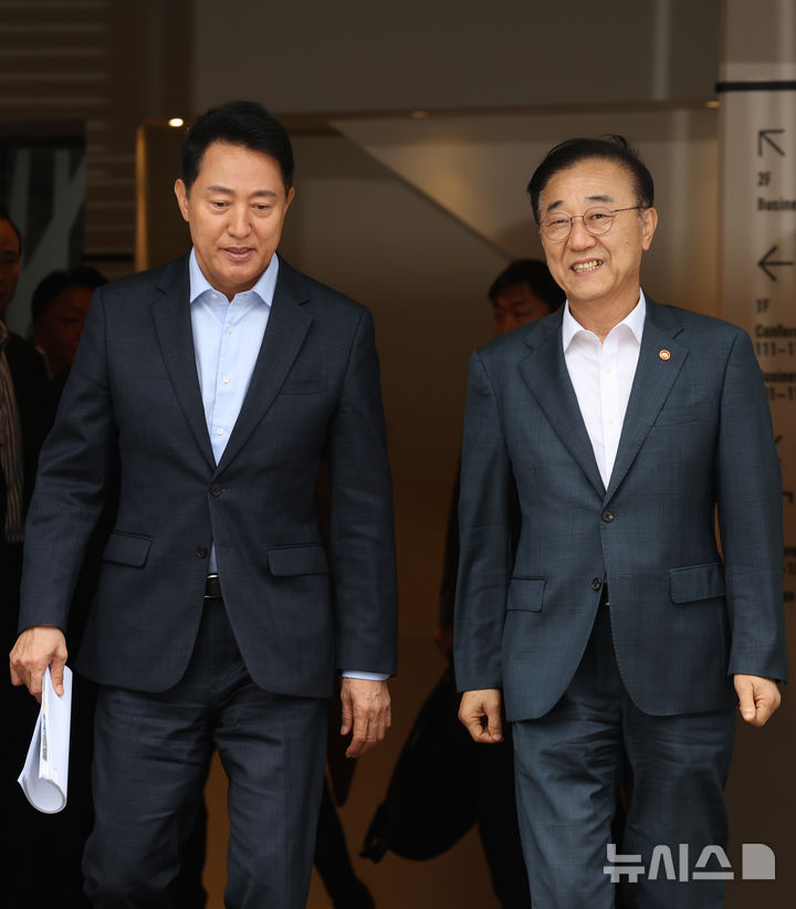 [서울=뉴시스] 박영태 기자 = 김윤덕(오른쪽) 국토교통부 장관과 오세훈 서울시장이 20일 오전 서울 중구 달개비에서 주택공급 관련 회동을 끝내고 함께 나서고 있다. 2026.08.20. since1999@newsis.com