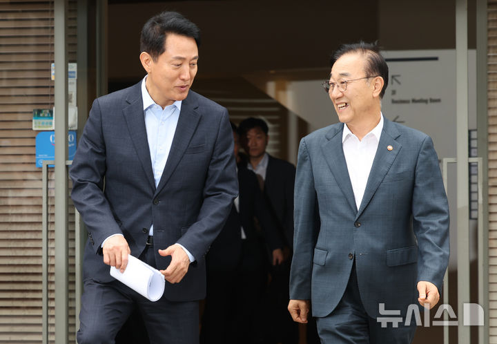 [서울=뉴시스] 박영태 기자 = 김윤덕(오른쪽) 국토교통부 장관과 오세훈 서울시장이 20일 오전 서울 중구 달개비에서 주택공급 관련 회동을 끝내고 함께 나서고 있다. 2026.08.20. since1999@newsis.com