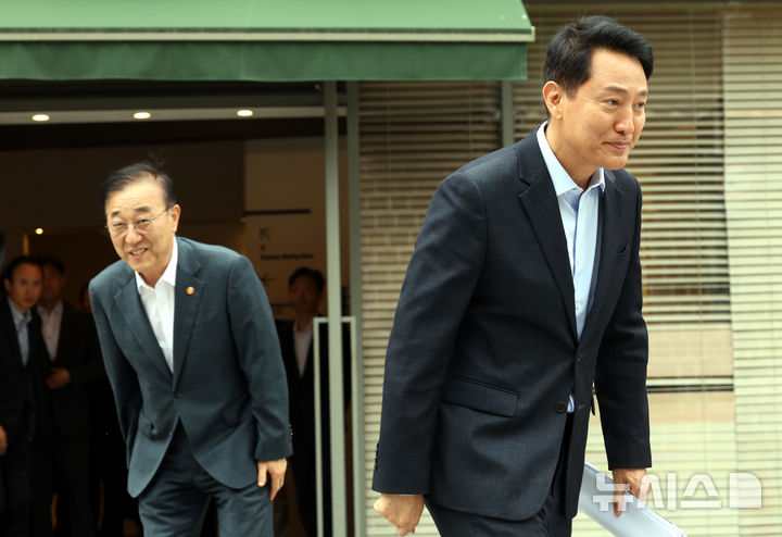 [서울=뉴시스] 박영태 기자 = 김윤덕(왼쪽) 국토교통부 장관과 오세훈 서울시장이 20일 오전 서울 중구 달개비에서 주택공급 관련 회동을 끝내고 헤어지고 있다. 2026.08.20. since1999@newsis.com